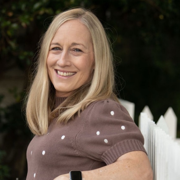 Meet your Posher, Erin - Picture 1 of 2